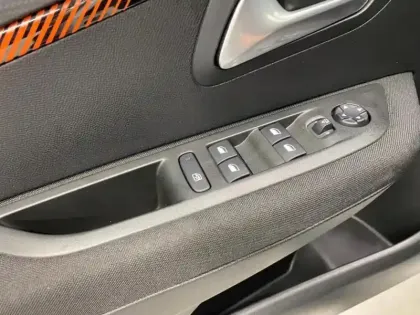 Photo 10 Peugeot 208  e- 136ch Active