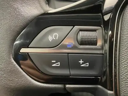 Photo 13 Peugeot 208  e- 136ch Active