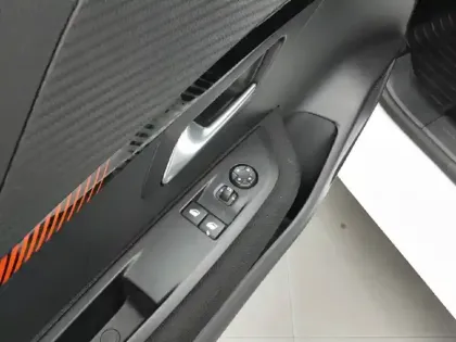 Photo 37 Peugeot 208  Electrique 50 kWh 136ch