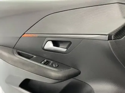 Photo 91 Peugeot 208  PureTech 100 S&S EAT8