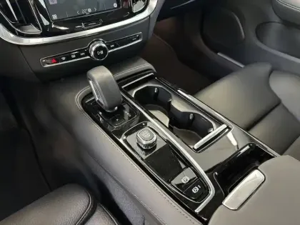 Photo 43 Volvo V60  T6 AWD Hybride Rechargeable 253 ch + 145 ch Geartronic 8