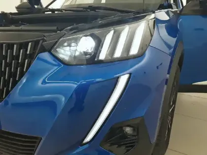 Photo 15 Peugeot 2008  PureTech 130 S&S BVM6