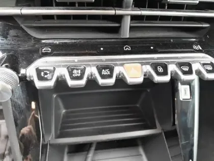 Photo 43 Peugeot 208  PureTech 100 S&S BVM6