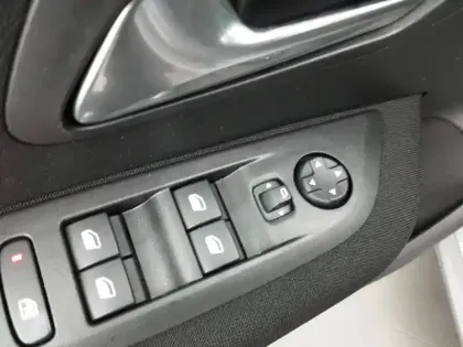 Photo 17 Peugeot 208  Hybrid 100 e-DCS6