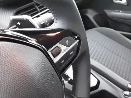 Photo 19 Peugeot 208  Hybrid 100 e-DCS6