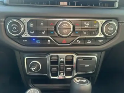 Photo 13 Jeep Wrangler  Unlimited 2.0 T 380ch 4xe Sahara Command Trac