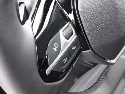 Photo 18 Peugeot 208  Hybrid 100 e-DCS6