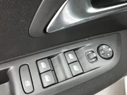 Photo 17 Peugeot 208  Hybrid 100 e-DCS6