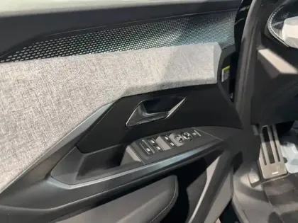 Photo 17 Peugeot 3008  Electrique 73 kWh 210 ch