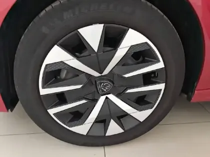 Photo 12 Peugeot 208  Hybrid 100 e-DCS6