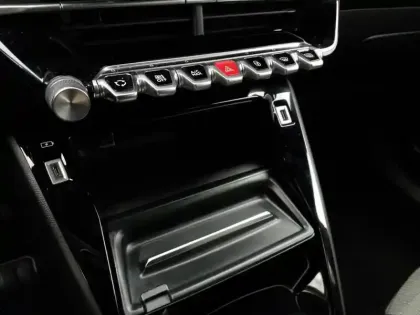 Photo 12 Peugeot 2008  Electrique 54 kWh 156 ch Allure