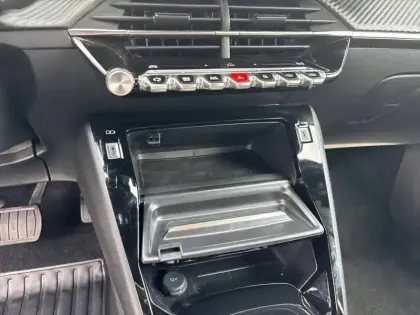 Photo 27 Peugeot 2008  Electrique 54 kWh 156 ch