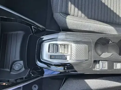 Photo 33 Peugeot 2008  Electrique 54 kWh 156 ch