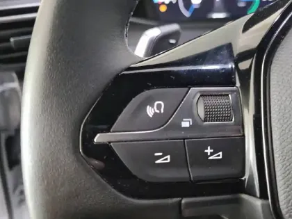 Photo 66 Peugeot 2008  Hybrid 145 e-DCS6