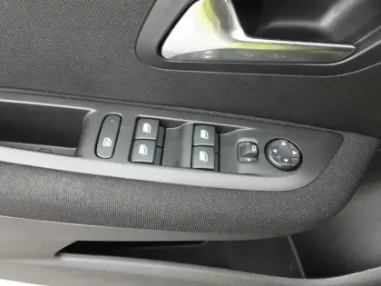 Photo 18 Peugeot 208  Hybrid 100 e-DCS6