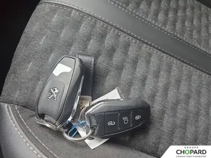 Photo 20 Peugeot 208  PureTech 100 S&S BVM6