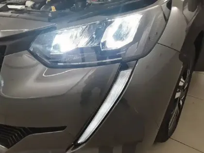 Photo 35 Peugeot 208  PureTech 100 S&S EAT8