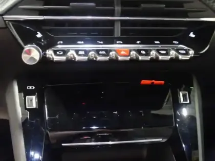 Photo 8 Peugeot 2008  e- 136ch GT