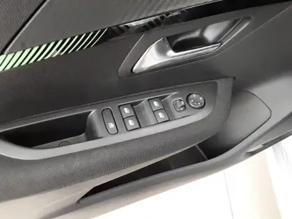 Photo 39 Peugeot 208  Hybrid 100 e-DCS6