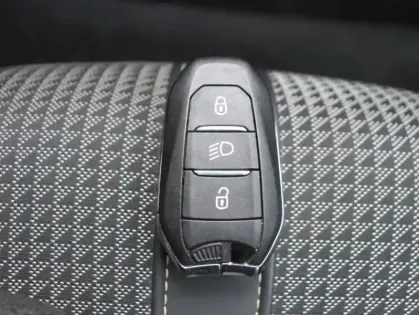 Photo 14 Peugeot 2008  e- 136ch GT