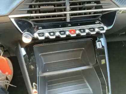 Photo 43 Peugeot 2008  Hybrid 145 e-DCS6