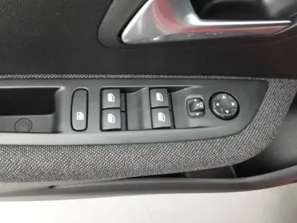 Photo 17 Peugeot 208  Electrique 50 kWh 136ch