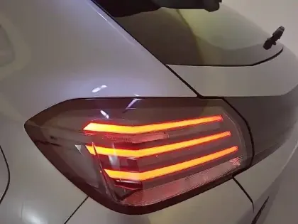 Photo 16 Peugeot 208  Hybrid 100 e-DCS6