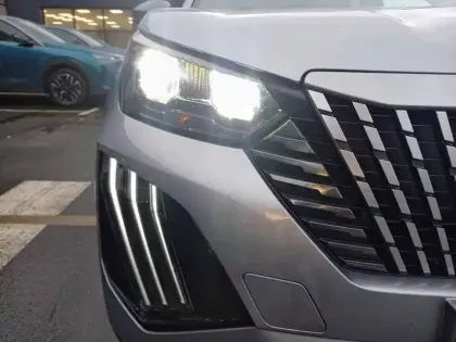 Photo 35 Peugeot 2008  Hybrid 136 e-DCS6