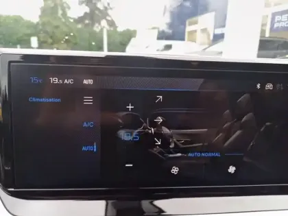 Photo 38 Peugeot 2008  Hybrid 136 e-DCS6