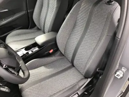 Photo 31 Peugeot 2008  Hybrid 136 e-DCS6