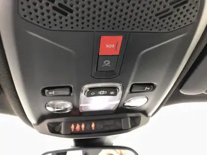 Photo 40 Peugeot 2008  Hybrid 136 e-DCS6