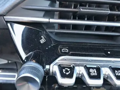 Photo 14 Peugeot 208  Hybrid 136 e-DCS6