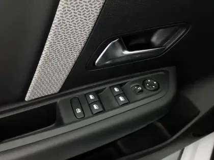 Photo 12 Citroën C4  BlueHDi 130 S&S EAT8 Shine Pack