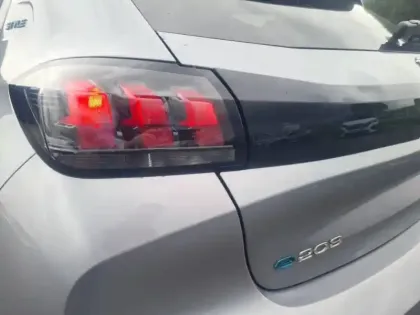 Photo 38 Peugeot 208  Electrique 50 kWh 136ch