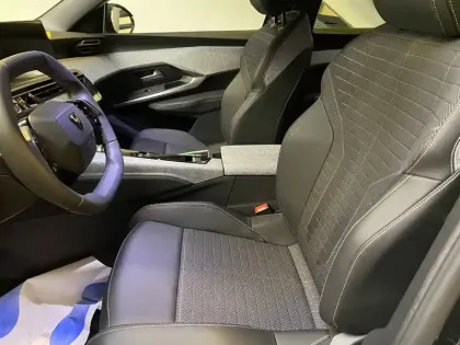 Photo 31 Peugeot 5008  Hybrid 136 e-DCS6