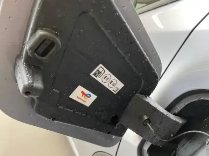 Photo 8 Peugeot 2008  Hybrid 136 e-DCS6