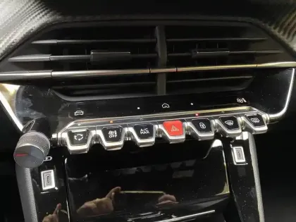 Photo 17 Peugeot 2008  Hybrid 136 e-DCS6