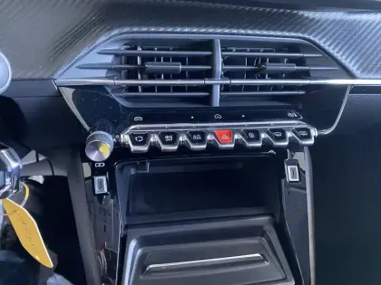 Photo 13 Peugeot 208  Hybrid 136 e-DCS6