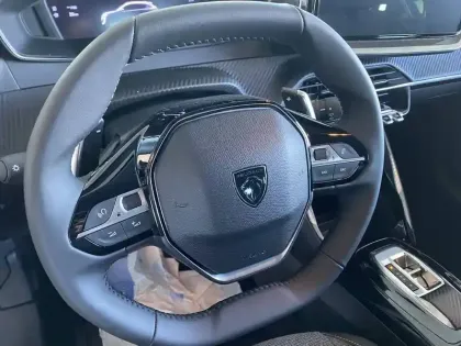 Photo 17 Peugeot 208  Hybrid 136 e-DCS6