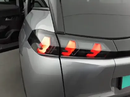 Photo 16 Peugeot 2008  PureTech 100 S&S BVM6