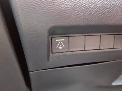 Photo 42 Peugeot 2008  Hybrid 145 e-DCS6