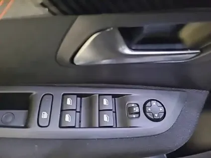 Photo 59 Peugeot 208  PureTech 75 S&S BVM5