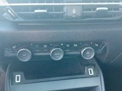 Photo 12 Citroën C4 e- 136 ch Automatique Feel Pack