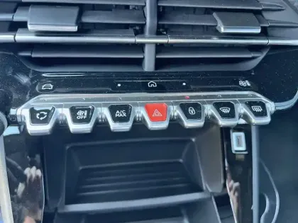 Photo 37 Peugeot 2008  Hybrid 145 e-DCS6