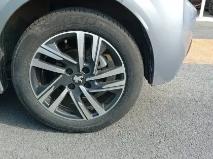 Photo 18 Peugeot 208  PureTech 100 S&S EAT8