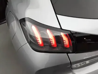 Photo 16 Peugeot 208  PureTech 100 S&S BVM6