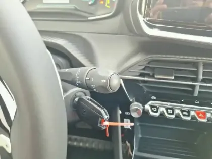 Photo 41 Peugeot 2008  Hybrid 145 e-DCS6