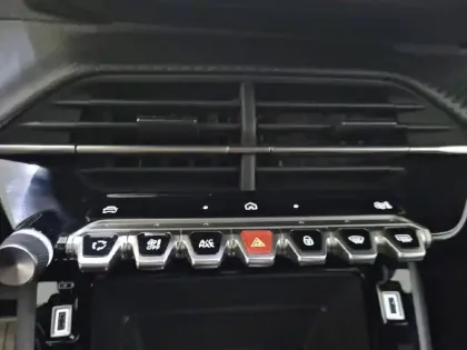 Photo 69 Peugeot 2008  Hybrid 145 e-DCS6