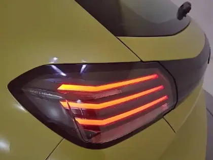 Photo 16 Peugeot 208  Hybrid 100 e-DCS6