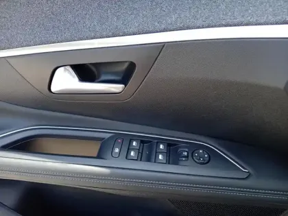 Photo 13 Peugeot 3008  Hybrid 225 e-EAT8 Allure